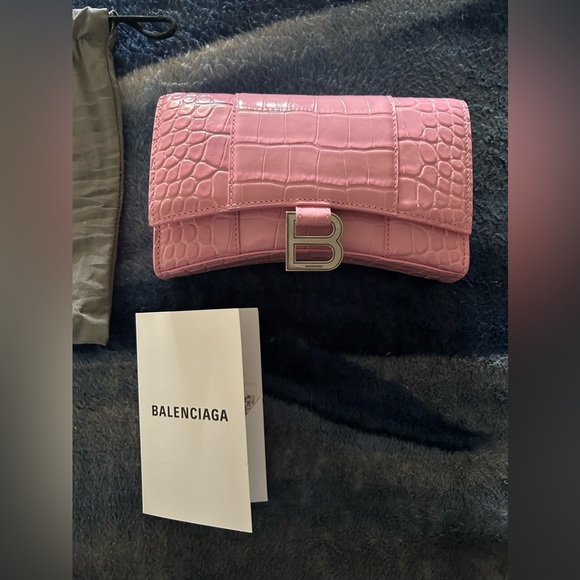 Brand new BALENCIAGA
Hourglass Crocodile Embossed Chain Wallet Pink 100% - Picture 2 of 11